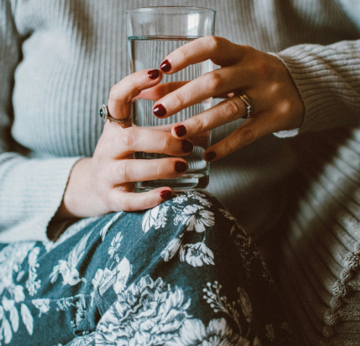 femme verre d'eau hydratation